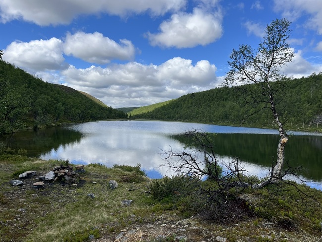 Picture from the Stuorrávži canyon, showing a small lake and somewhat cloudy sky.